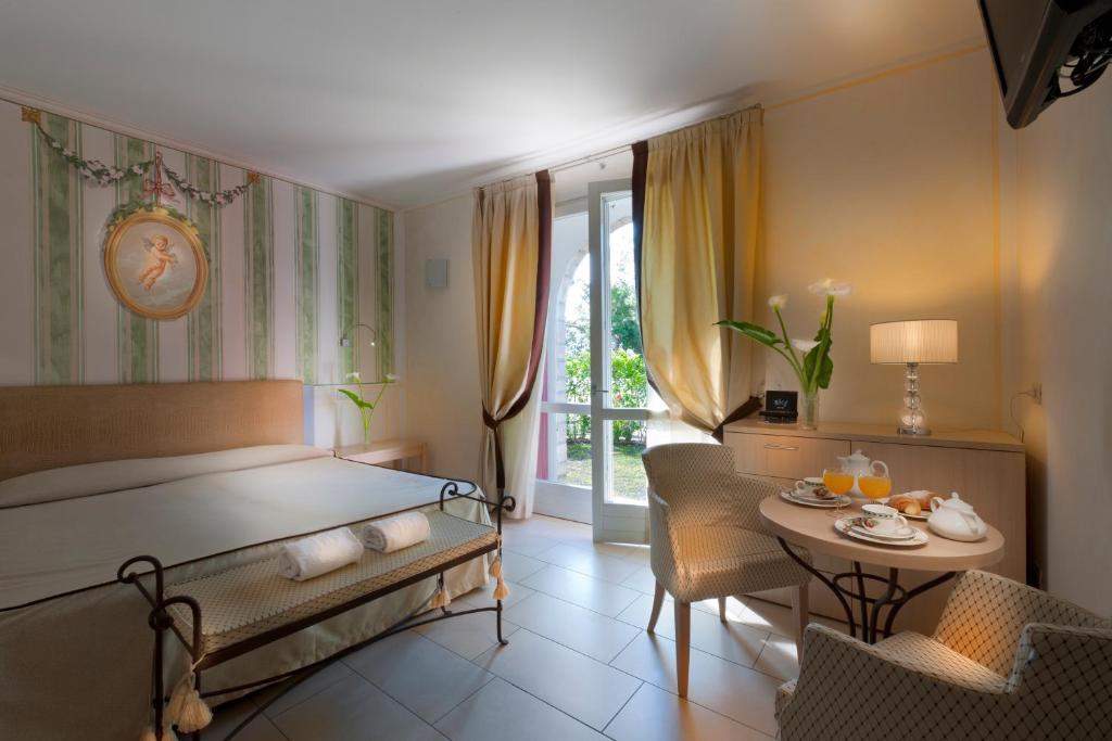 Postel nebo postele na pokoji v ubytování Hotel Bogliaco