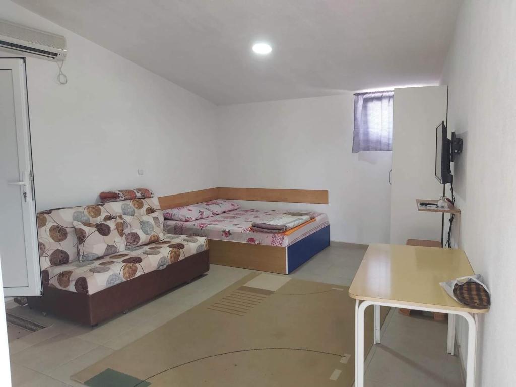 een kleine kamer met 2 bedden en een tafel bij Dani-Ban in Star Dojran