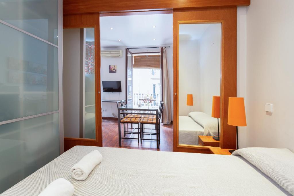 Postel nebo postele na pokoji v ubytování ApartEasy - Turo Park with lovely balcony