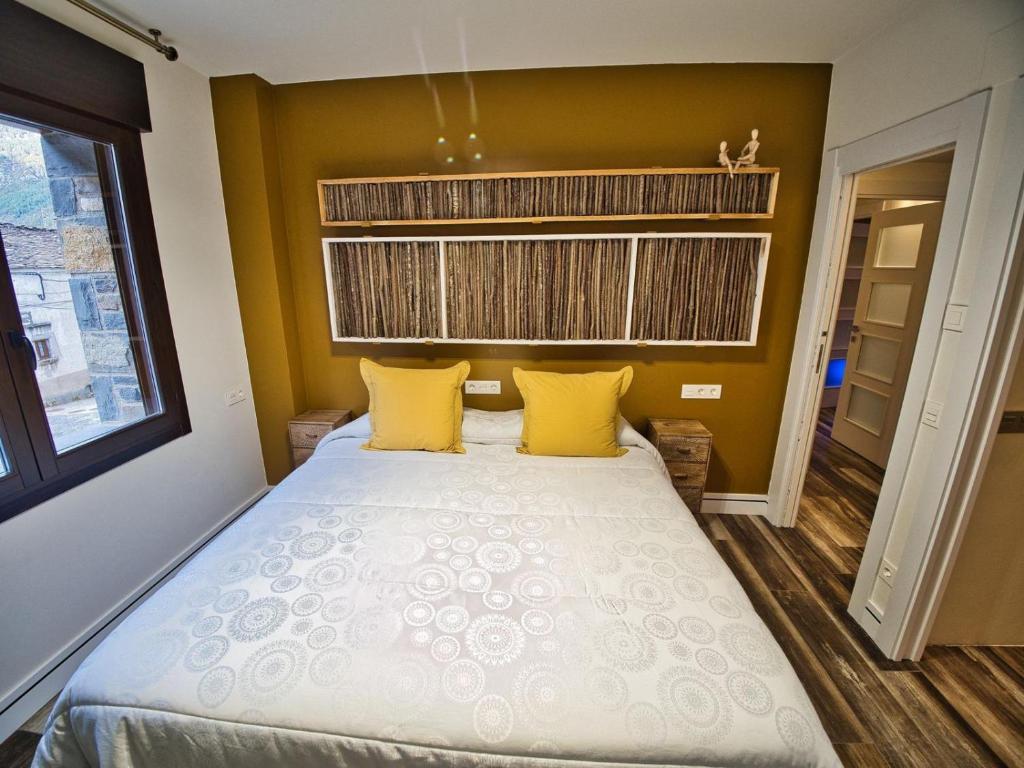 Postel nebo postele na pokoji v ubytování Apartamentos Valle de Ordesa-Torla