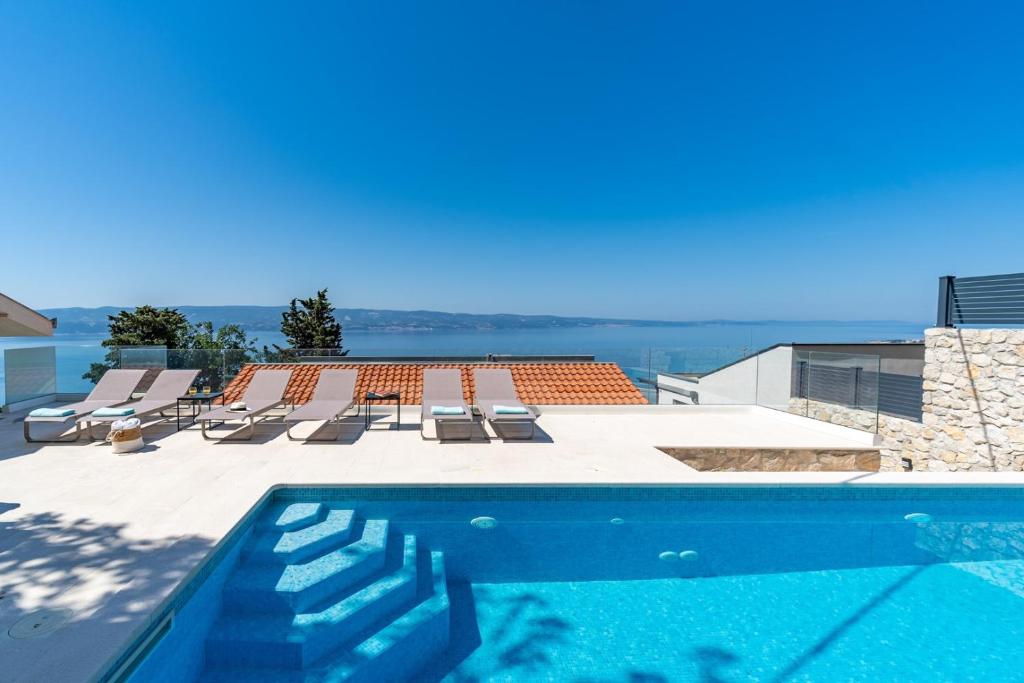Bazén v ubytování New! Villa Atopos with heated private pool, 5 bedrooms, Cinema room, panoramic sea views nebo v jeho okolí