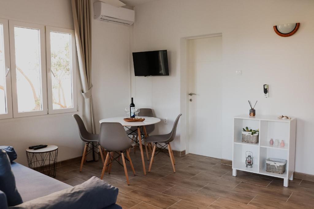Televízia a/alebo spoločenská miestnosť v ubytovaní Apartments Prce
