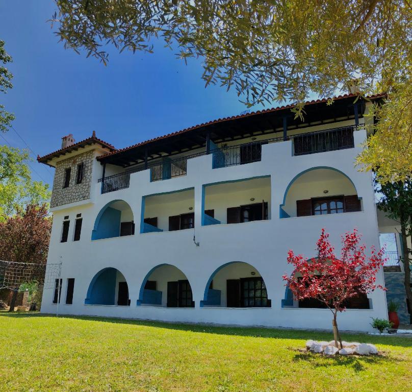 Gallery image of Blue Garden Inn in Fourka