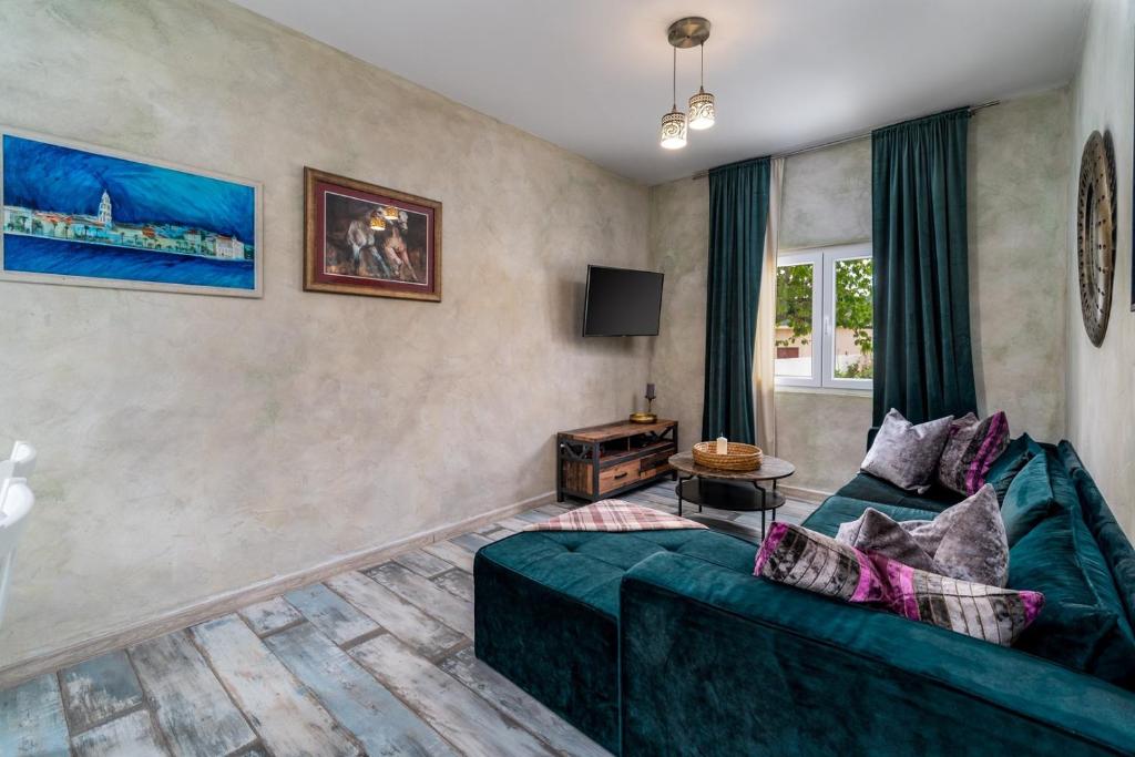 Posedenie v ubytovaní Villa Little Paradise with a private pool, 4 bedrooms, 2 living areas, 3km from the beach in Marina
