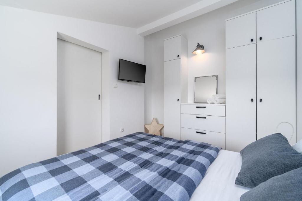 Posteľ alebo postele v izbe v ubytovaní Villa Little Paradise with a private pool, 4 bedrooms, 2 living areas, 3km from the beach in Marina
