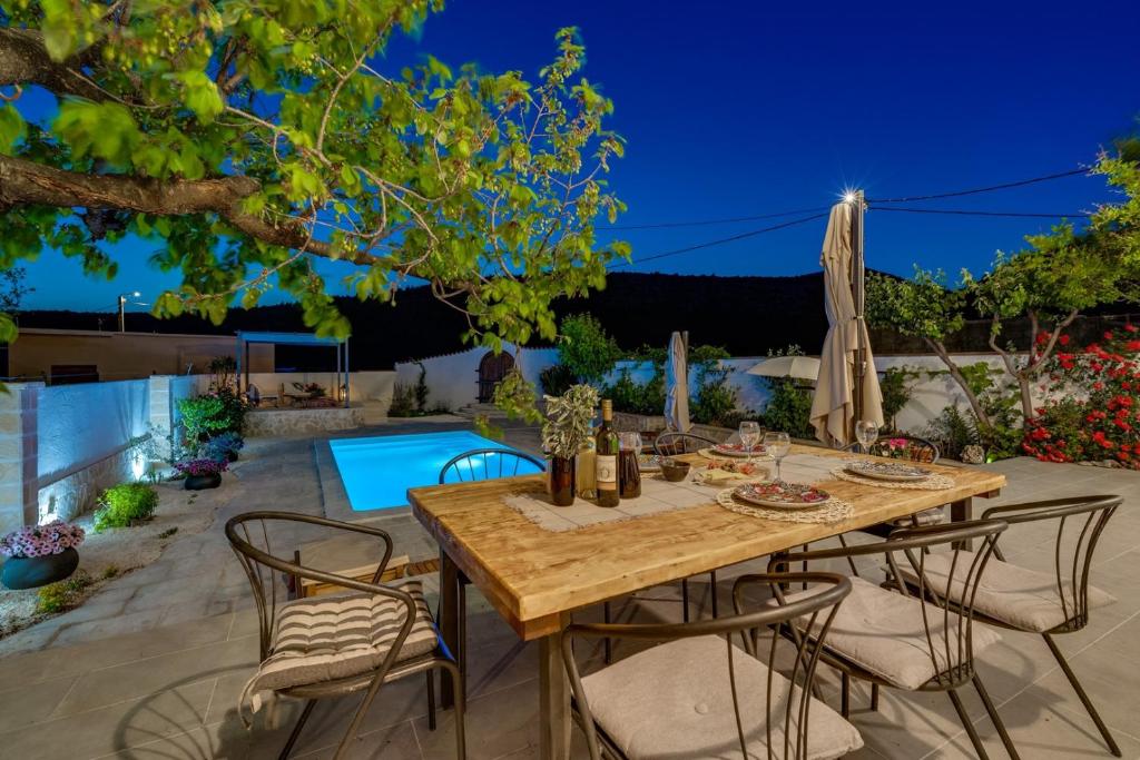 Bazén v ubytovaní Villa Little Paradise with a private pool, 4 bedrooms, 2 living areas, 3km from the beach in Marina alebo v jeho blízkosti