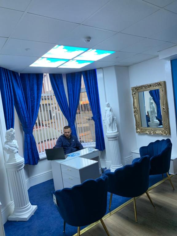 The Adonis Hotel - Resim 6