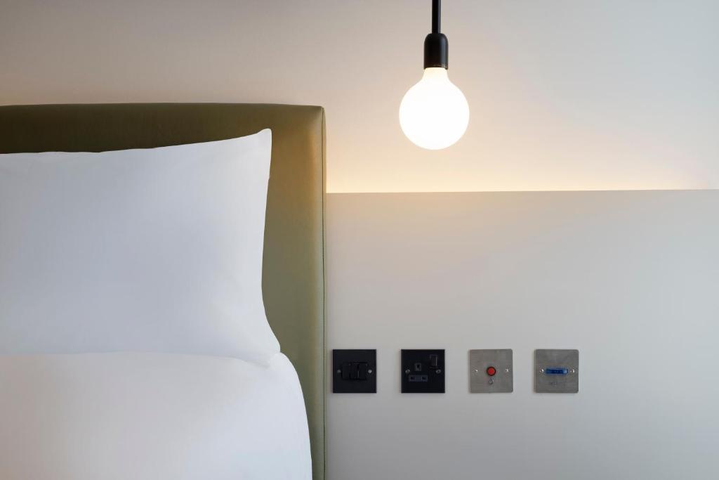 Postel nebo postele na pokoji v ubytování Leonardo Hotel Manchester Piccadilly
