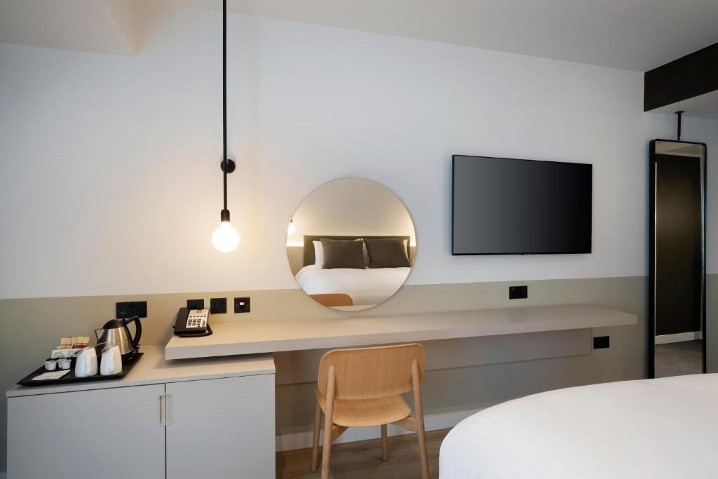 Postel nebo postele na pokoji v ubytování Leonardo Hotel Manchester Piccadilly