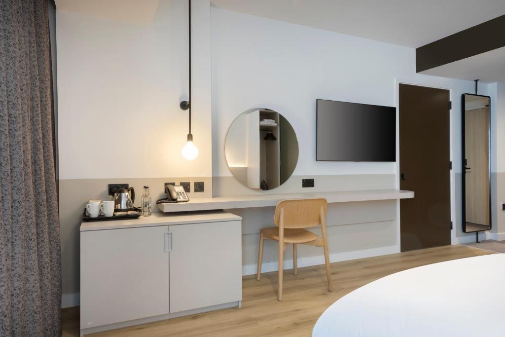 Postel nebo postele na pokoji v ubytování Leonardo Hotel Manchester Piccadilly