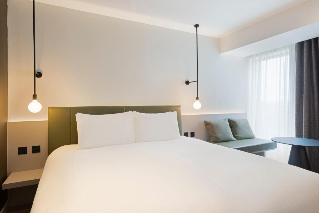 Postel nebo postele na pokoji v ubytování Leonardo Hotel Manchester Piccadilly