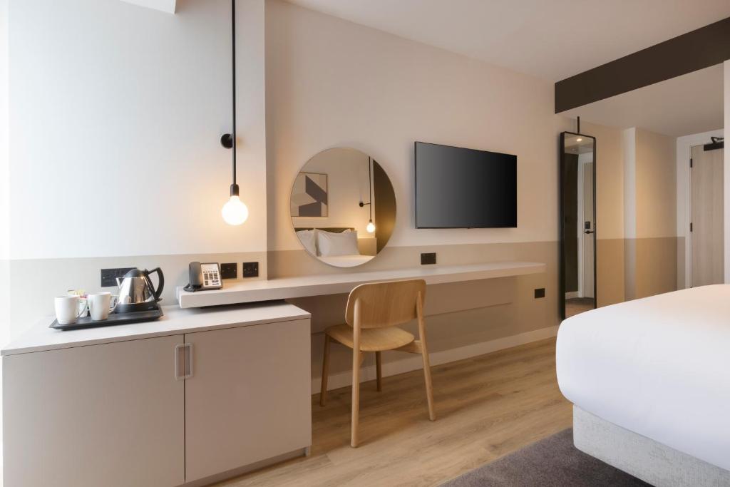 Postel nebo postele na pokoji v ubytování Leonardo Hotel Manchester Piccadilly