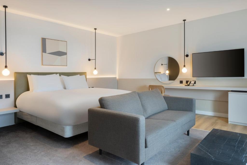 TV a/nebo společenská místnost v ubytování Leonardo Hotel Manchester Piccadilly