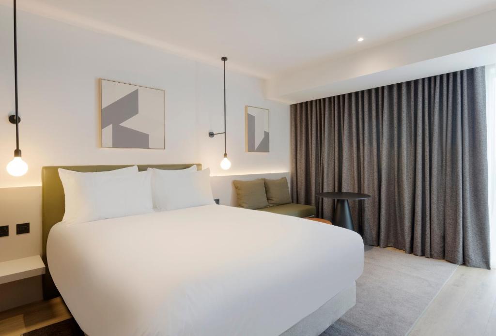 Postel nebo postele na pokoji v ubytování Leonardo Hotel Manchester Piccadilly