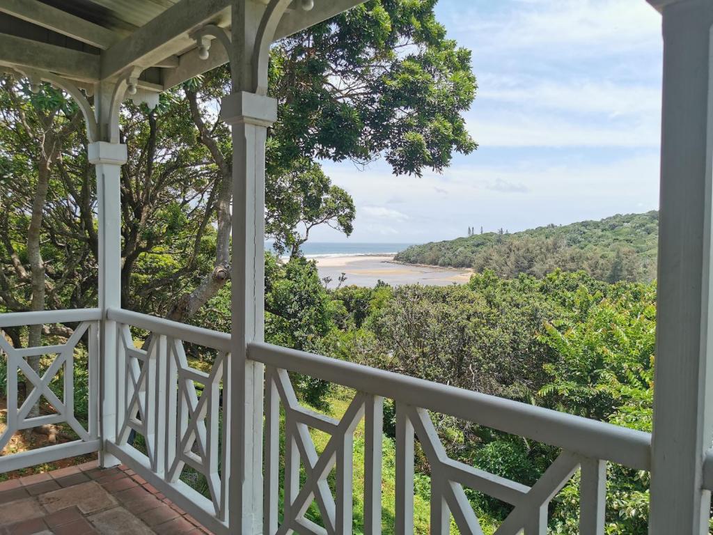 - une vue sur l'océan depuis la terrasse couverte d'une maison dans l'établissement 20 Montego Bay - Caribbean Estates, à Port Edward