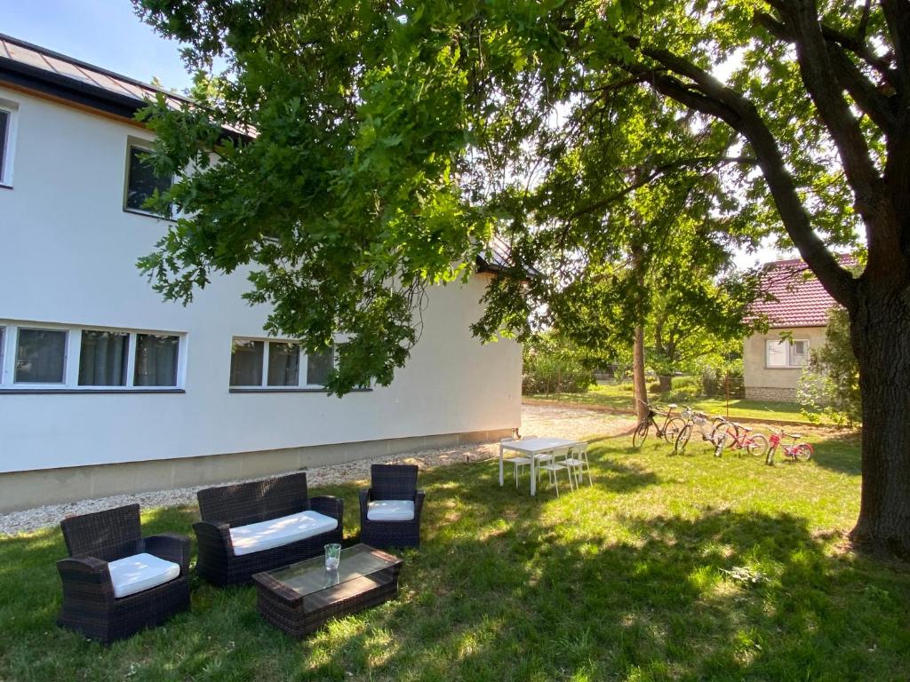Ogród w obiekcie BIKE & FUN Apartments - Balatonakarattya