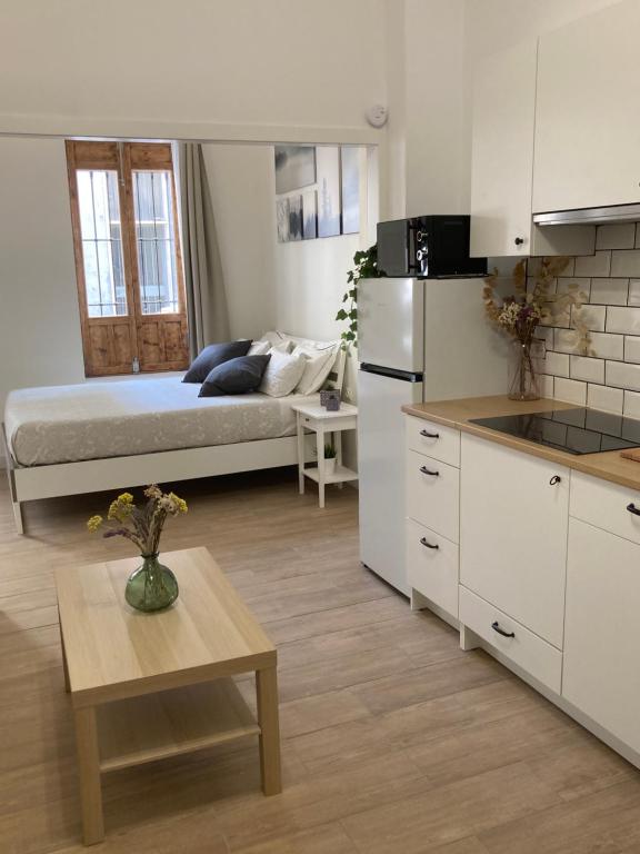 una cucina con letto e tavolo in una camera di Castle View Apartments ad Alicante