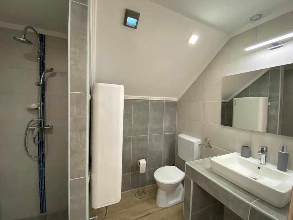 łazienka z umywalką i toaletą w obiekcie BIKE & FUN Apartments - Balatonakarattya w mieście Balatonakarattya