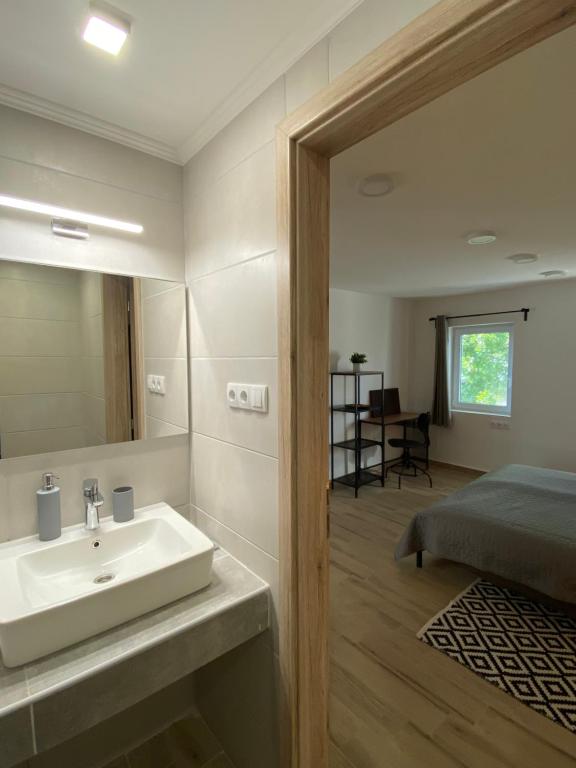 Łóżko lub łóżka w pokoju w obiekcie BIKE & FUN Apartments - Balatonakarattya