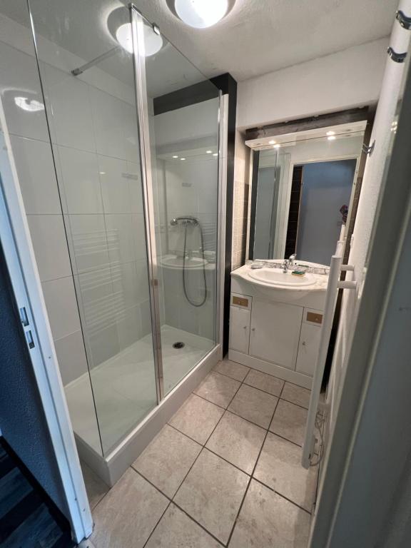 La salle de bains est pourvue d&#39;une douche et d&#39;un lavabo. dans l&#39;établissement Loc luz st sauveur 2, à Luz-Saint-Sauveur