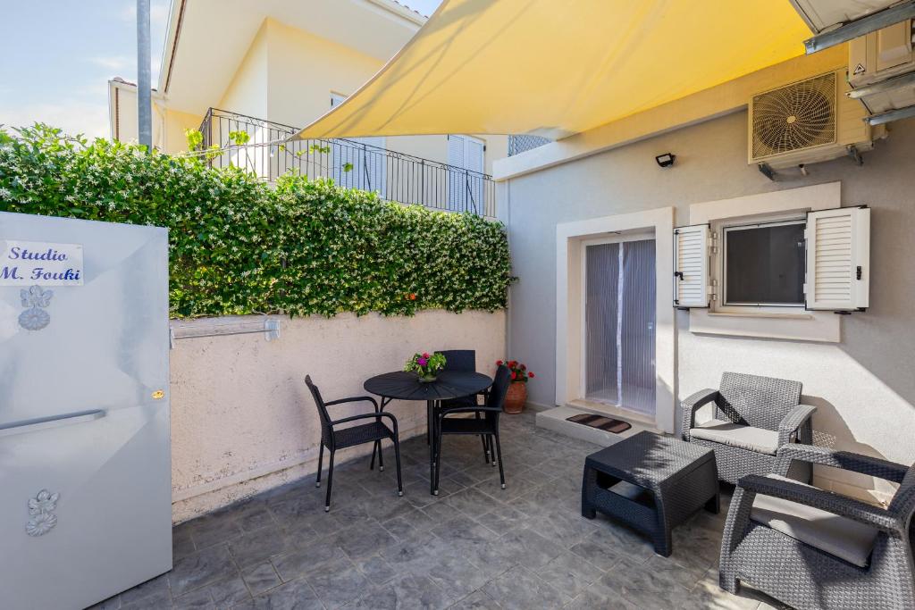 Kuchyň nebo kuchyňský kout v ubytování Fouki apartments Ipsos Beach