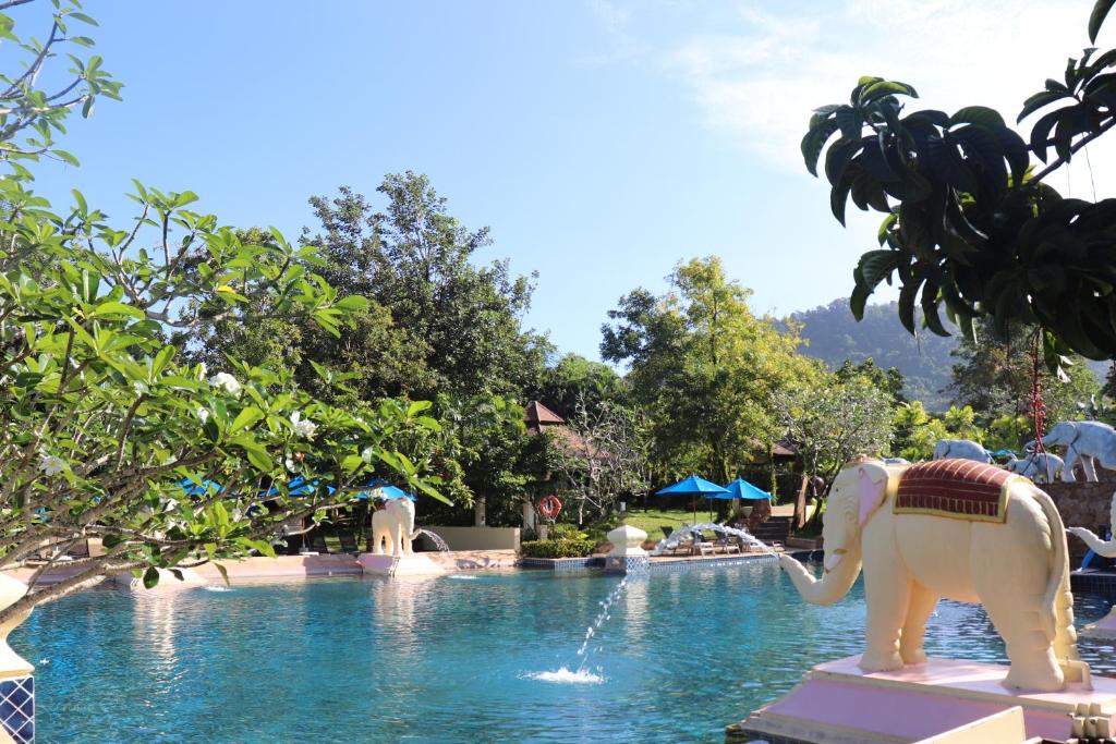 Bazén v ubytování Seaview Resort Khao Lak - SHA Plus nebo v jeho okolí