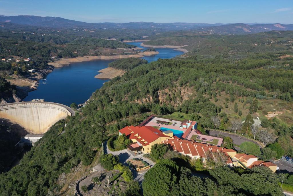uma vista a�rea de uma casa ao lado de um rio em Hotel Da Montanha em Pedr�g�o Pequeno