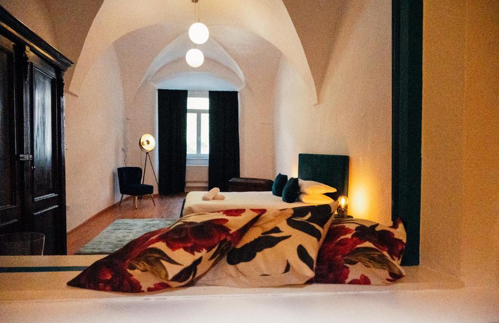 sypialnia z łóżkiem i pokój z oknem w obiekcie Franz Haus Apartments w Meranie