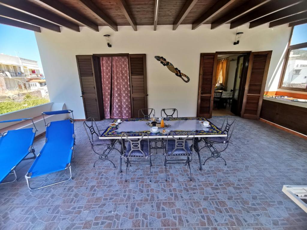 una sala da pranzo con tavolo e sedie di Rosa's house a Città di Lipari