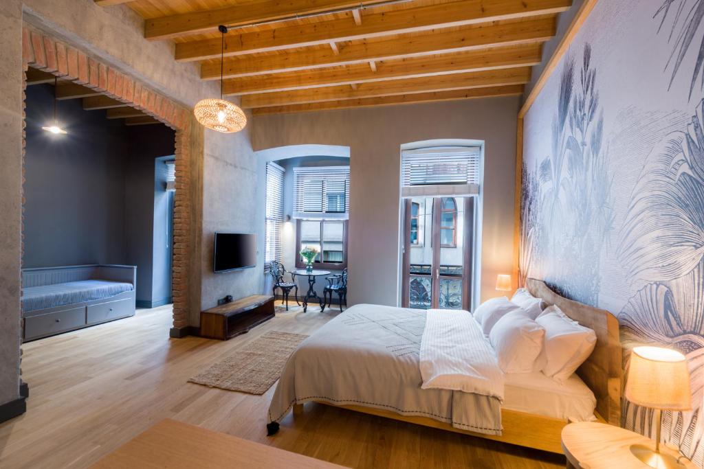 um quarto com uma cama e uma sala de estar em Art Pera Suites em Istambul