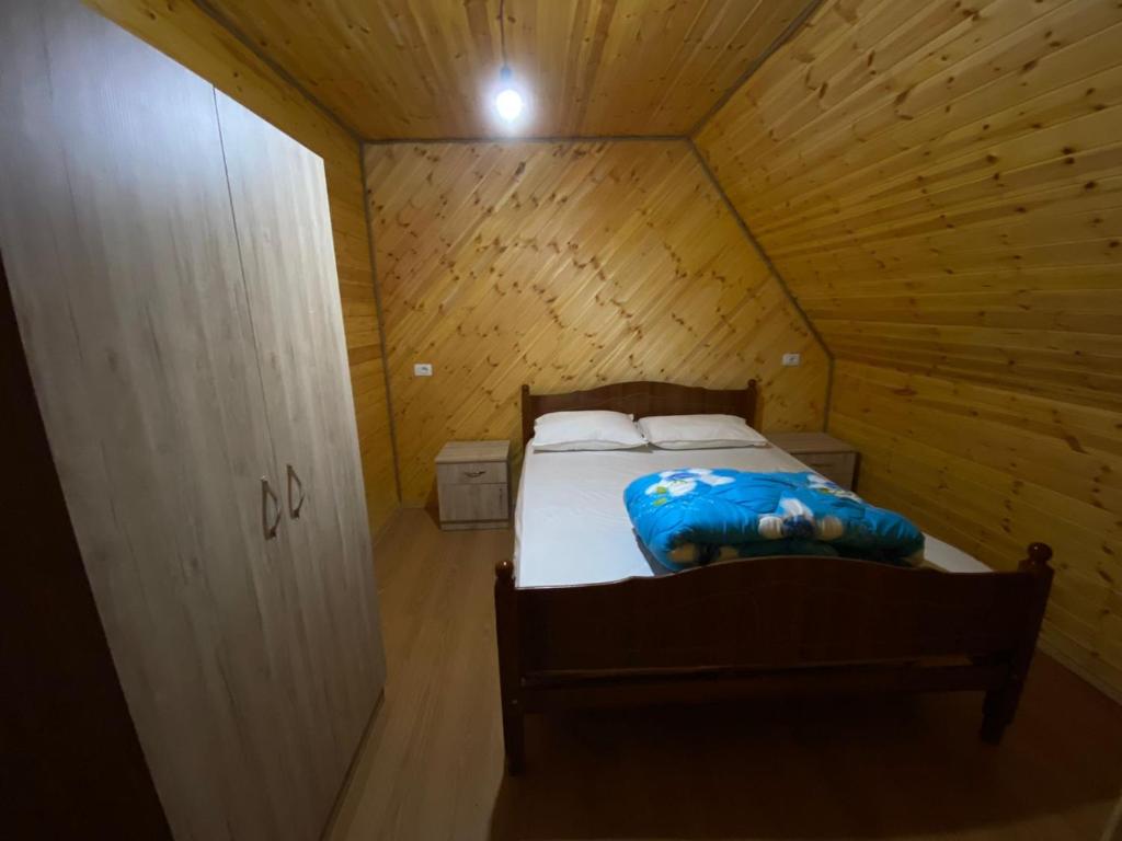Postel nebo postele na pokoji v ubytování Bujtina Vellezerit Grrela