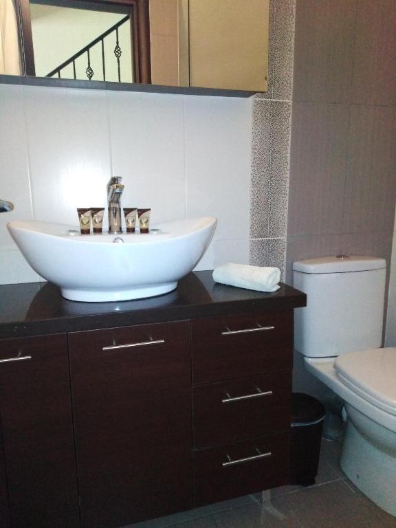 A bathroom at Arhontiko Katerina Spili