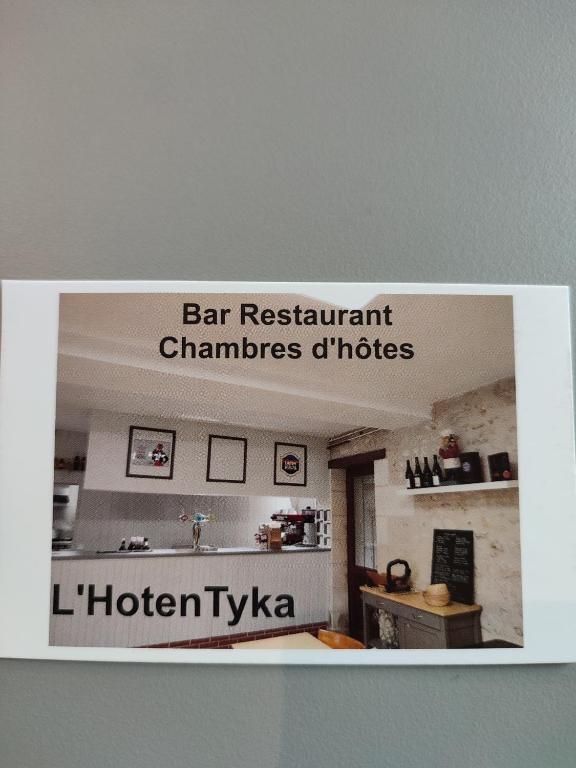 Znak, który czyta bar restauracyjny apteki bezpośrednie w obiekcie L'HotenTyka w mieście Saint-Senoch