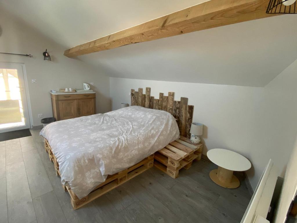 a bedroom with a bed and a table in it at Chambre privative chez Toutoune in Fontainebrux