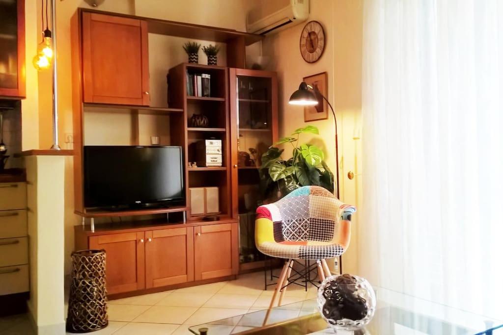 sala de estar con TV y silla en SKG- like home, en Tesalónica