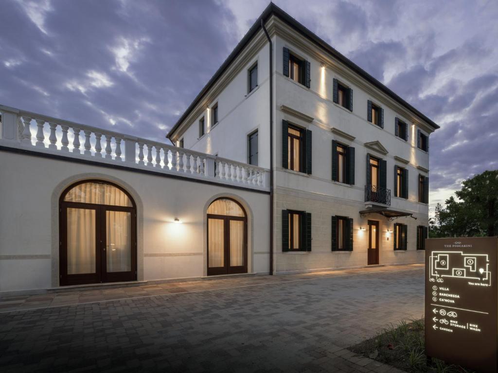 un edificio blanco con un cartel delante en The Foscarini, en Mogliano Veneto