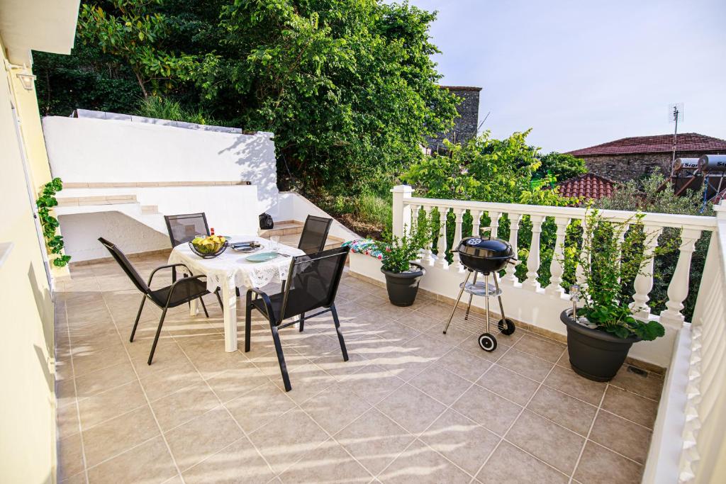 A balcony or terrace at Stefania's Home