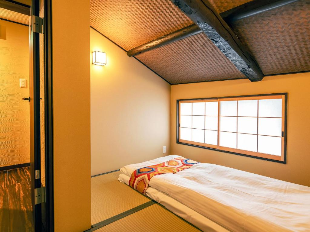 Krevet ili kreveti u jedinici u objektu 慶有魚·五条(Kyotofish·Gojo)*明治时期百年町屋近鸭川衹园*地暖庭院浴缸*京都民宿认证