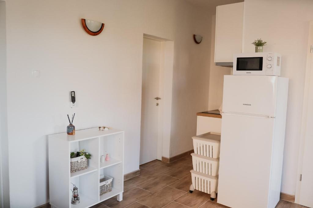 Kuchyňa alebo kuchynka v ubytovaní Apartmani Rafaela