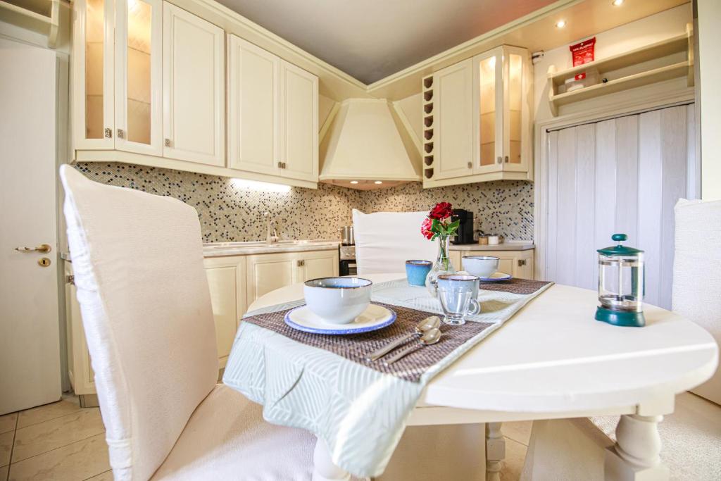 A kitchen or kitchenette at Stefania's Home