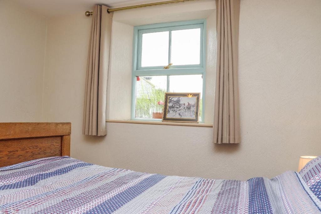 Postel nebo postele na pokoji v ubytování Cob Cottage