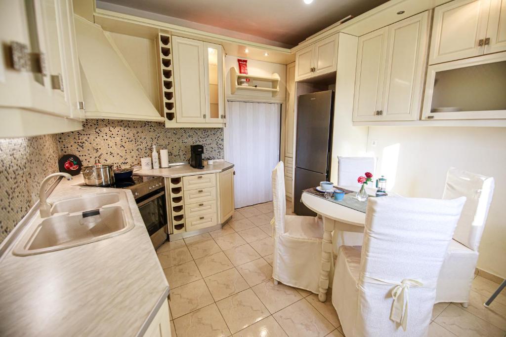 A kitchen or kitchenette at Stefania's Home