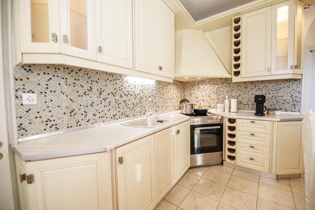 A kitchen or kitchenette at Stefania's Home