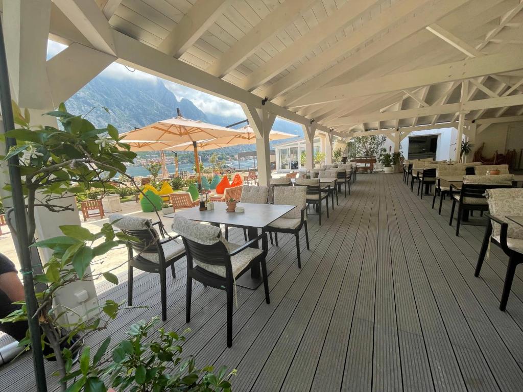 Restoran või mõni muu söögikoht majutusasutuses Montebay Perla