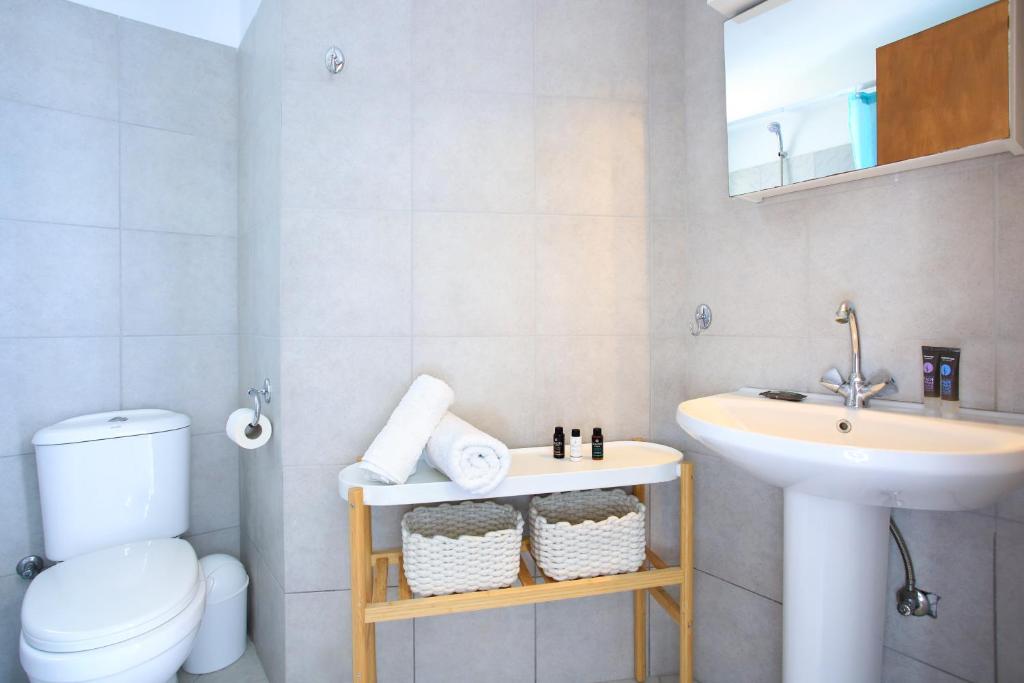 Kúpeľňa v ubytovaní Villa With 180 degree Sea View - Sleeps 2-6