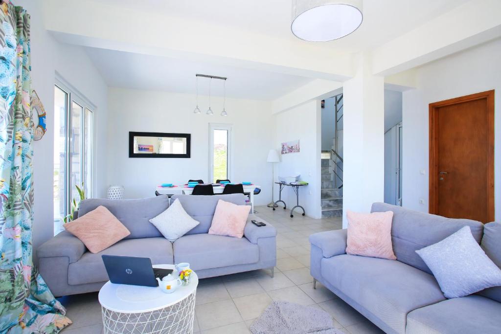 Posedenie v ubytovaní Villa With 180 degree Sea View - Sleeps 2-6