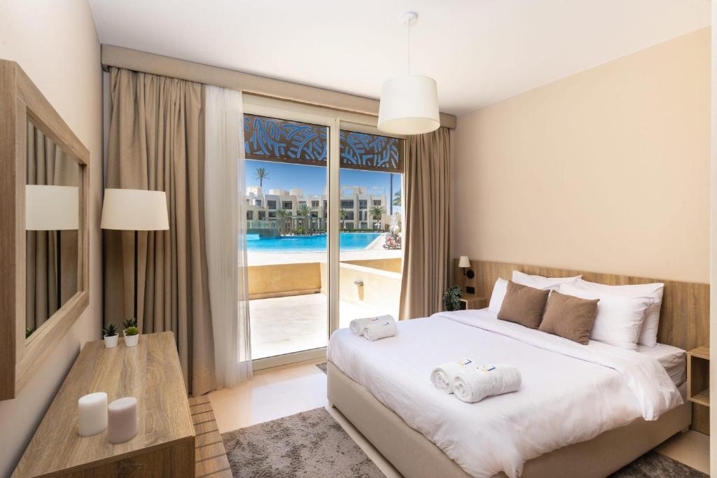 Cordial 1BDR w Outdoor Pool View Terrace Free Pool & Beach Access