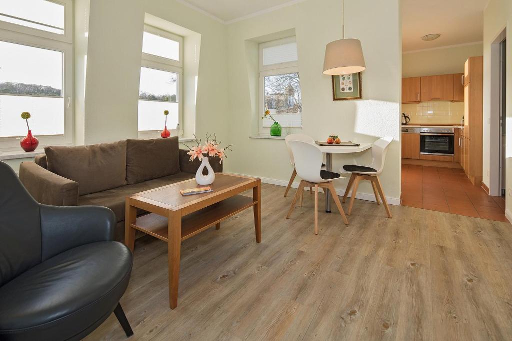 ein Wohnzimmer mit einer Couch und einem Tisch in der Unterkunft Villa Aegir Villa Aegir 122 in Heringsdorf