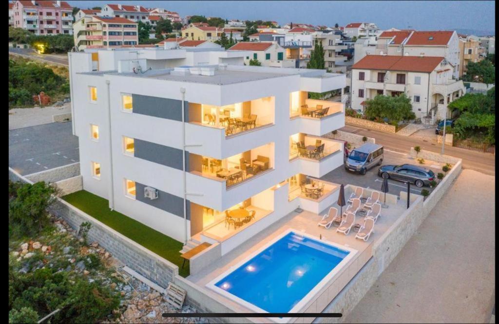 Bazén v ubytování Luxury Apartment Majda with a pool nebo v jeho okolí