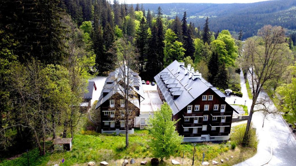 una vista aérea de una gran casa en un bosque en Hubertus Karlova Studánka, en Karlova Studánka
